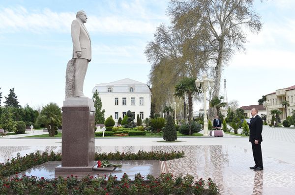 Президент Азербайджана Ильхам Алиев у памятника Гейдару Алиеву в Барде - Sputnik Азербайджан
