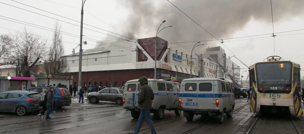 Пожар в торговом центре Зимняя вишня в Кемерово - Sputnik Азербайджан