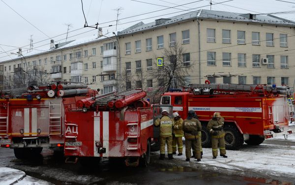 Сотрудники пожарной охраны МЧС неподалеку от здания торгового центра «Зимняя вишня» в Кемерово - Sputnik Азербайджан