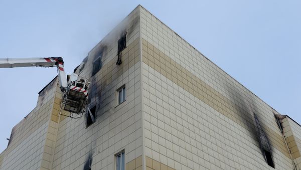 Сотрудники пожарной охраны МЧС во время тушения пожара в торговом центре «Зимняя вишня» в Кемерово - Sputnik Азербайджан