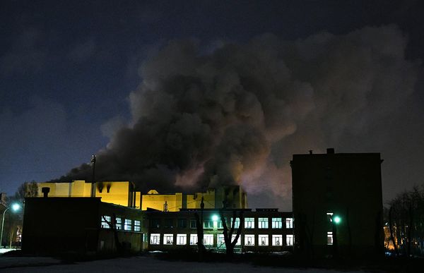 Сотрудники пожарной охраны МЧС борются с пожаром в торговом центре «Зимняя вишня» в Кемерово - Sputnik Азербайджан