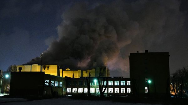 Сотрудники пожарной охраны МЧС борются с пожаром в торговом центре «Зимняя вишня» в Кемерово - Sputnik Азербайджан