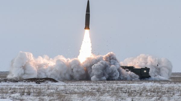 Пуск баллистической ракеты оперативно-тактического ракетного комплекса (ОТРК) Искандер-М с полигона Капустин Яр в Астраханской области - Sputnik Азербайджан