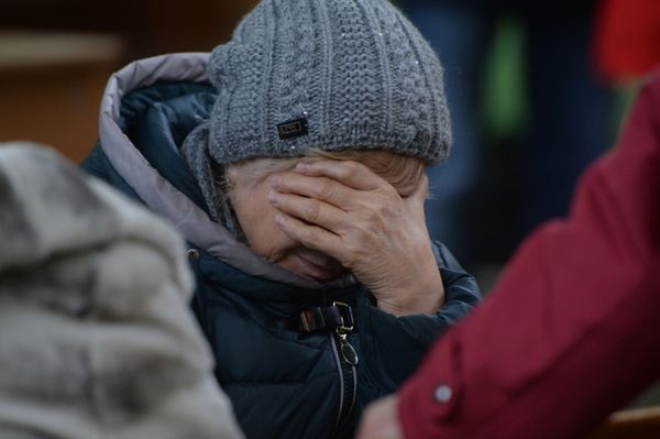 Родственница одного из пропавших без вести при пожаре в торговом центре «Зимняя вишня» в Кемерово - Sputnik Азербайджан