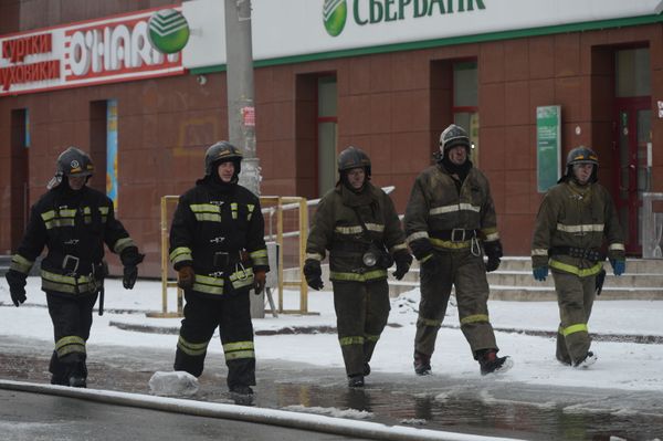 Сотрудник пожарной охраны МЧС во время тушения пожара в торговом центре «Зимняя вишня» в Кемерово. - Sputnik Азербайджан