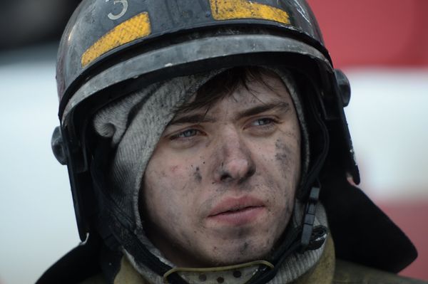Сотрудник пожарной охраны МЧС во время тушения пожара в торговом центре Зимняя вишня в Кемерово - Sputnik Азербайджан