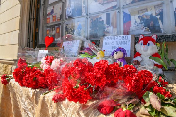 Цветы у стен посольства РФ в Азербайджане в память по погибшим в Кемерово - Sputnik Азербайджан