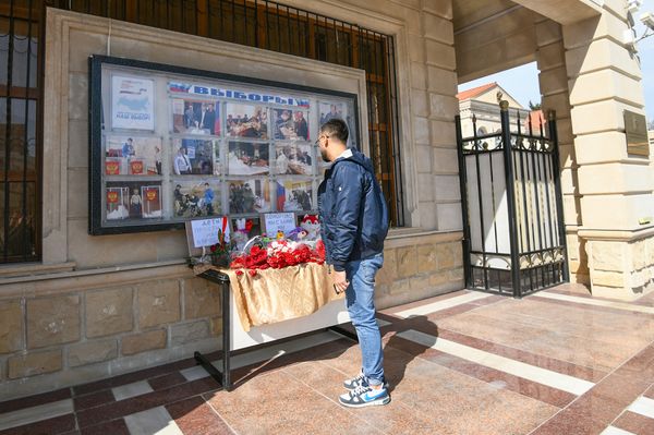 Цветы у стен посольства РФ в Азербайджане в память по погибшим в Кемерово - Sputnik Азербайджан