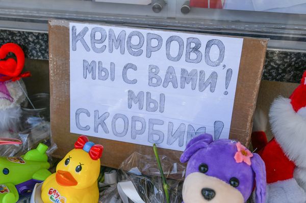 Цветы у стен посольства РФ в Азербайджане в память по погибшим в Кемерово - Sputnik Азербайджан