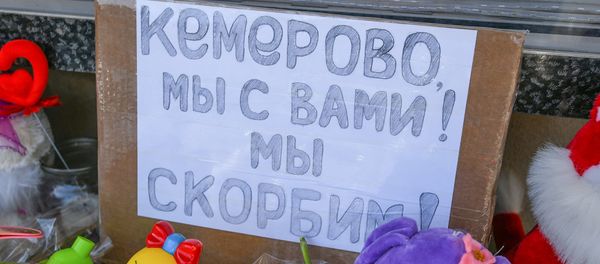 Цветы у стен посольства РФ в Азербайджане в память по погибшим в Кемерово - Sputnik Азербайджан