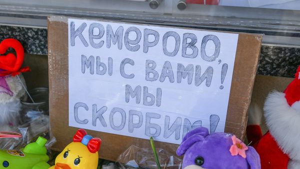 Цветы у стен посольства РФ в Азербайджане в память по погибшим в Кемерово - Sputnik Азербайджан