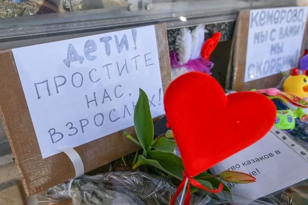 Цветы у стен посольства РФ в Азербайджане в память по погибшим в Кемерово - Sputnik Азербайджан