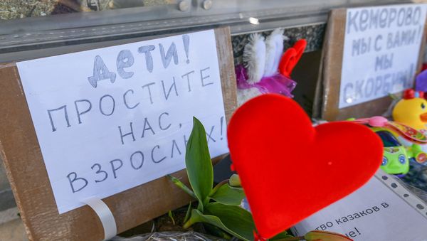 Цветы у стен посольства РФ в Азербайджане в память по погибшим в Кемерово - Sputnik Азербайджан
