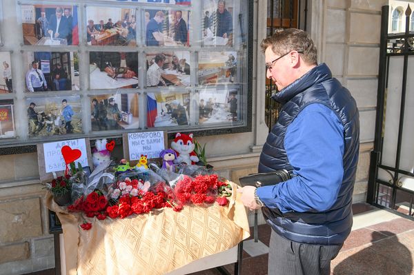 Цветы у стен посольства РФ в Азербайджане в память по погибшим в Кемерово - Sputnik Азербайджан