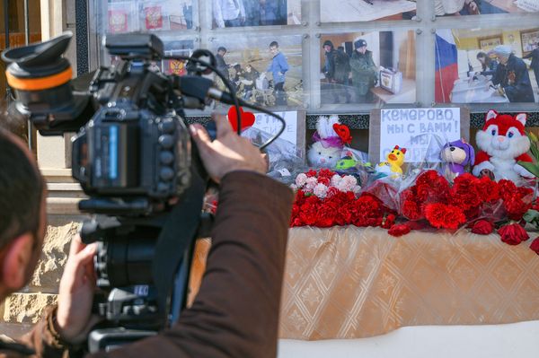 Цветы у стен посольства РФ в Азербайджане в память по погибшим в Кемерово - Sputnik Азербайджан