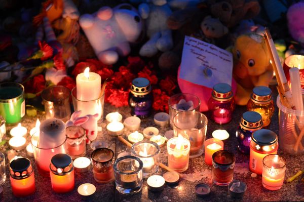Акции в память о погибших при пожаре в ТЦ Зимняя вишня - Sputnik Азербайджан