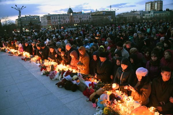 Акции в память о погибших при пожаре в ТЦ Зимняя вишня - Sputnik Азербайджан