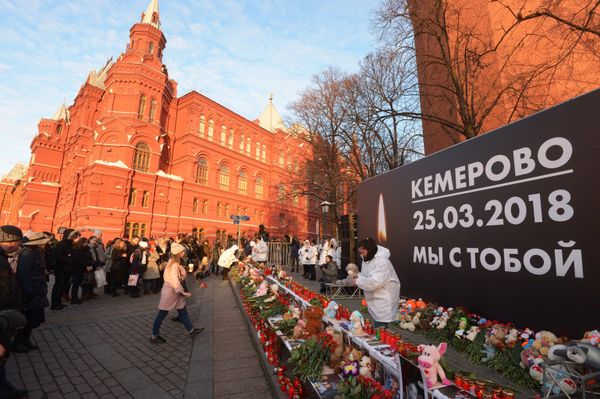 Акции в память о погибших при пожаре в ТЦ Зимняя вишня - Sputnik Азербайджан