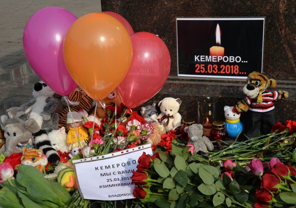 Акции в память о погибших при пожаре в ТЦ Зимняя вишня - Sputnik Азербайджан
