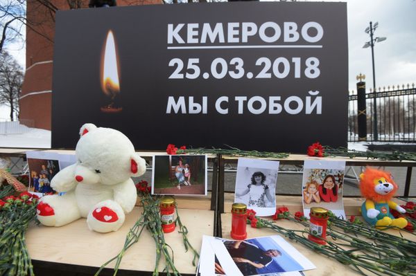 Акции в память о погибших при пожаре в ТЦ Зимняя вишня - Sputnik Азербайджан