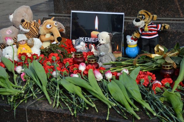 Акции в память о погибших при пожаре в ТЦ Зимняя вишня - Sputnik Азербайджан