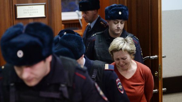 Генеральный директор управляющей компании ТРК Зимняя вишня Кемерово Надежда Судденок в Заводском районном суде в Кемерове после заседания по делу о пожаре в ТЦ - Sputnik Азербайджан