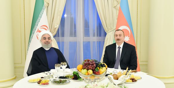 Президент Азербайджана Ильхам Алиев и президент Ирана Хасан Роухани в ходе официального приема, организованного в честь главы ИРИ - Sputnik Азербайджан