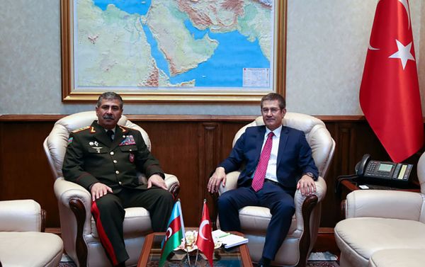 Министр обороны Азербайджанской Республики генерал-полковник Закир Гасанов встретился с Министром национальной обороны Турецкой республики Нуреттином Джаникли - Sputnik Азербайджан