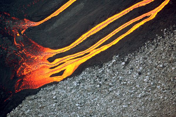Лава, вытекающая из вулкана Питон-де-ла-Фурно, остров Реюньон, Франция - Sputnik Азербайджан