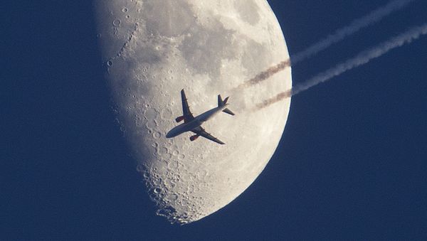 Самолет пролетает на фоне луны над Франкфуртом, Германия - Sputnik Азербайджан