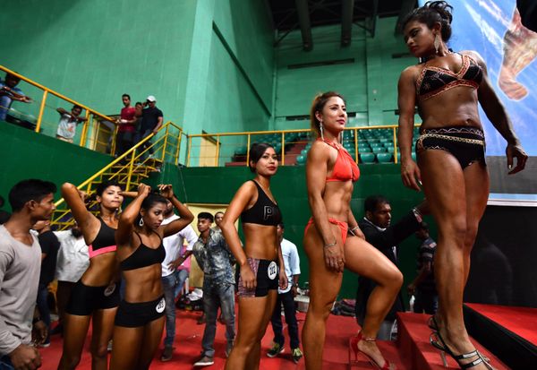 Участницы Miss India Fitness на Чемпионате по бодибилдингу в Гувахати, Индия - Sputnik Азербайджан