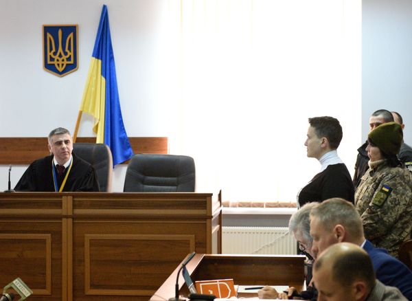 Депутат Верховной рады Надежда Савченко, подозреваемая в подготовке терактов в центре Киева, на заседании в Шевченковском районном суде в Киеве - Sputnik Азербайджан