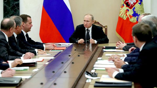 Президент РФ Владимир Путин и председатель правительства РФ Дмитрий Медведев на совещании с постоянными членами Совета безопасности РФ - Sputnik Азербайджан