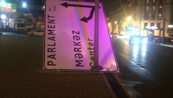 Сильный ветер в Азербайджане нанес серьезный урон дорожному хозяйству - Sputnik Азербайджан