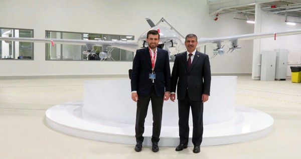 Министр обороны Азербайджана посетил турецкую компанию «Baykar Makina», производящую БПЛА - Sputnik Азербайджан