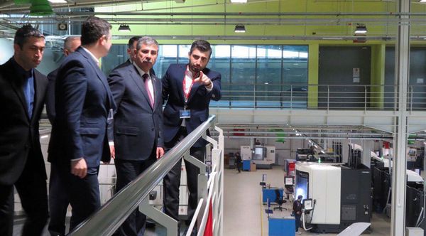 Министр обороны Азербайджана посетил турецкую компанию «Baykar Makina», производящую БПЛА - Sputnik Азербайджан
