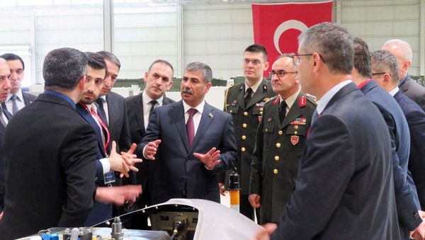Министр обороны Азербайджана посетил турецкую компанию «Baykar Makina», производящую БПЛА - Sputnik Азербайджан