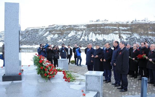 Тысячи наших соотечественников совершили шествие в Губинский мемориальный комплекс геноцида - Sputnik Азербайджан