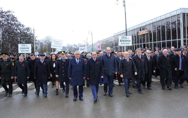 Тысячи наших соотечественников совершили шествие в Губинский мемориальный комплекс геноцида - Sputnik Азербайджан