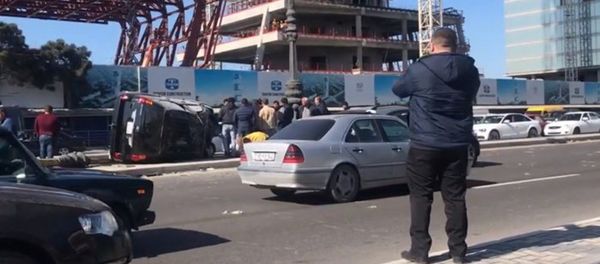 Авария на проспекте Гейдара Алиева в Баку, 1 апреля 2018 года - Sputnik Азербайджан