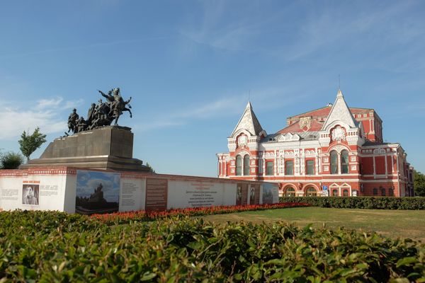 Памятник Василию Чапаеву установлен в 1932 году к 15-летию Октябрьской революции, изготовлен в Ленинграде (ныне Санкт-Петербург). Для создания скульптуры Чапаева позировал сын легендарного комдива Памятник Василию Чапаеву установлен в 1932 году к 15-летию Октябрьской революции, изготовлен в Ленинграде (ныне Санкт-Петербург). Для создания скульптуры Чапаева позировал сын легендарного комдива - Sputnik Азербайджан