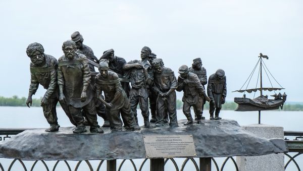 Скульптурная композиция Бурлаки на Волге на самарской набережной была открыта в 2014 году в честь 170-летия выдающегося живописца Ильи Репина, автора одноименной картины - Sputnik Азербайджан