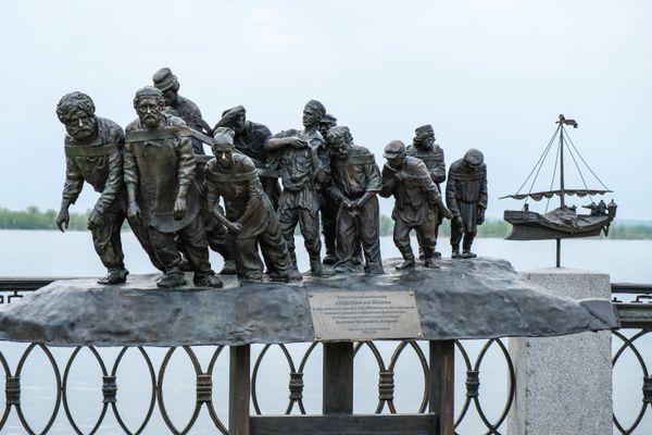 Скульптурная композиция Бурлаки на Волге на самарской набережной была открыта в 2014 году в честь 170-летия выдающегося живописца Ильи Репина, автора одноименной картины Скульптурная композиция Бурлаки на Волге на самарской набережной была открыта в 2014 году в честь 170-летия выдающегося живописца Ильи Репина, автора одноименной картины - Sputnik Азербайджан