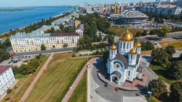 Храм в честь Святого великомученика Георгия Победоносца построен над Волгой на пожертвования в честь 2000-летия христианства и 55-летия Победы в Великой Отечественной войне Храм в честь Святого великомученика Георгия Победоносца построен над Волгой на пожертвования в честь 2000-летия христианства и 55-летия Победы в Великой Отечественной войне - Sputnik Азербайджан