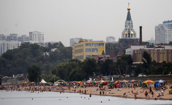 Набережная Самары – главная достопримечательность города. Ее песчаные пляжи – отличное место для отдыха. Каждое лето здесь проходят спортивные состязания по волейболу, футболу, теннису и даже сумо Набережная Самары – главная достопримечательность города. Ее песчаные пляжи – отличное место для отдыха. Каждое лето здесь проходят спортивные состязания по волейболу, футболу, теннису и даже сумо - Sputnik Азербайджан
