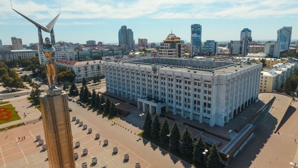 Монумент Славы – один из символов Самары, открыт в 1971 году в честь авиапромышленности города и ее вклада в победу в Великой Отечественной войне. Возведен на деньги жителей Самары: каждый рабочий местных заводов и фабрик пожертвовал по 1 рублю Монумент Славы – один из символов Самары, открыт в 1971 году в честь авиапромышленности города и ее вклада в победу в Великой Отечественной войне. Возведен на деньги жителей Самары: каждый рабочий местных заводов и фабрик пожертвовал по 1 рублю - Sputnik Азербайджан