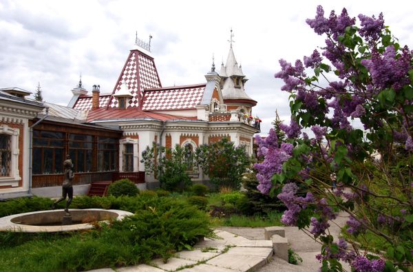 Особняк Клодта – памятник архитектуры, построен в 1898 году по проекту архитектора А. Щербачева для купца И. Клодта. Сейчас здесь располагается музей Детская картинная галерея Особняк Клодта – памятник архитектуры, построен в 1898 году по проекту архитектора А. Щербачева для купца И. Клодта. Сейчас здесь располагается музей Детская картинная галерея - Sputnik Азербайджан