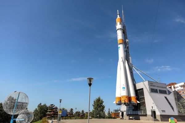 Макет ракеты-носителя Союз – установлен на площади Козлова в честь юбилея полета Юрия Гагарина в 2001 году Макет ракеты-носителя Союз – установлен на площади Козлова в честь юбилея полета Юрия Гагарина в 2001 году - Sputnik Азербайджан