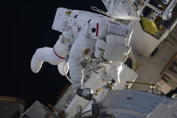 Выход в открытый космос астронавтов НАСА Ричарда Арнольда и Эндрю Фьюстела - Sputnik Азербайджан
