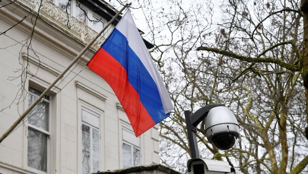 Российский флаг перед зданием посольства РФ в Лондоне, фото из архива - Sputnik Азербайджан